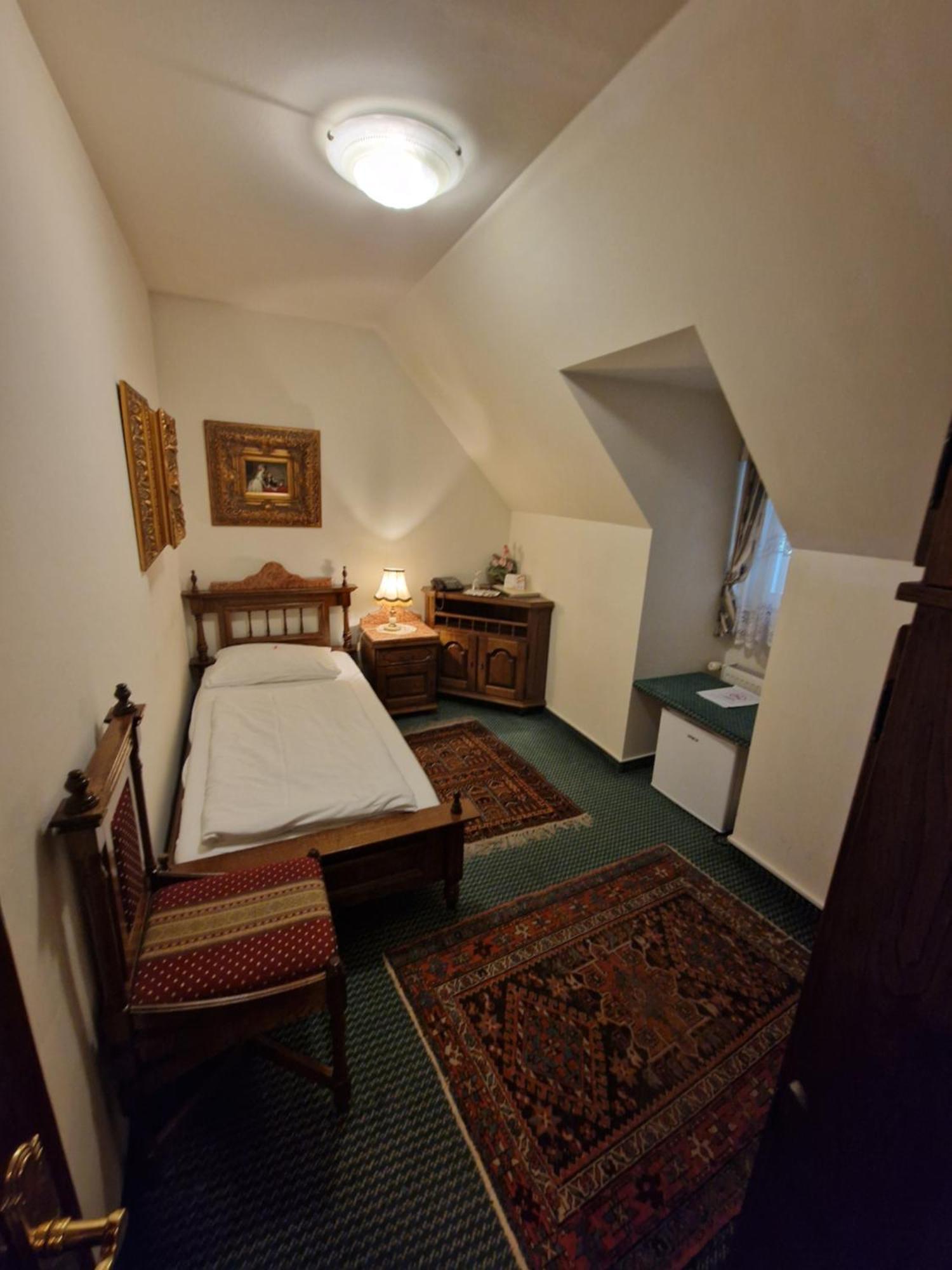 Hotel Razgorsek เวเลนเย ภายนอก รูปภาพ